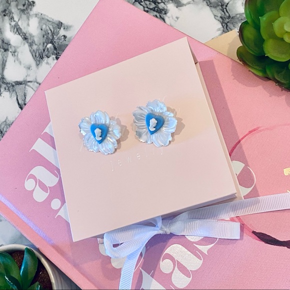 Nicola Bathie Jewelry - ɴɪʙ ɴɪᴄᴏʟᴀ ʙᴀᴛʜɪᴇ ᴡᴇᴅɢᴡᴏᴏᴅ ʙʟᴜᴇ ʜᴇᴀʀᴛ ᴄᴀᴍᴇᴏ sᴛᴜᴅs